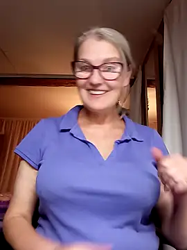 Snapshot of irinamaux chatting on October 5, 3:28 pm irinamaux online show from October 5, 3:28 pm