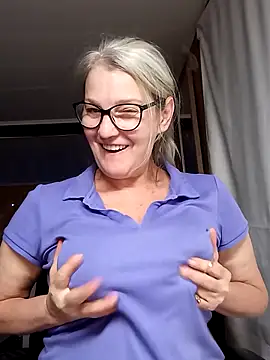 Snapshot of irinamaux chatting on September 16, 5:37 am irinamaux online show from September 16, 5:37 am