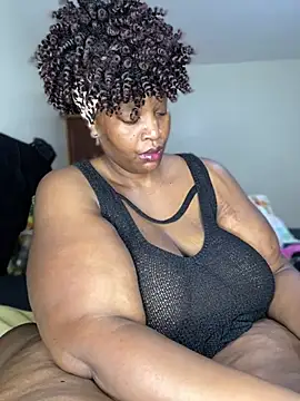 MsWhiteChocolatte online show from June 18, 11:15 am