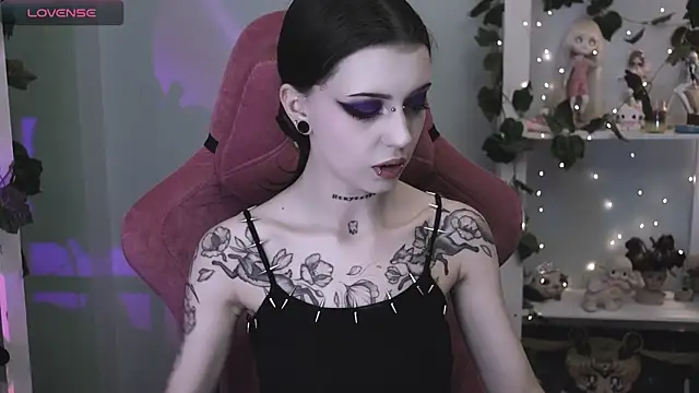 prettybones online show from June 22, 9:45 pm