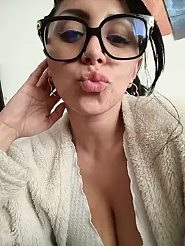 tiffani  love online show from June 27, 6:58 pm