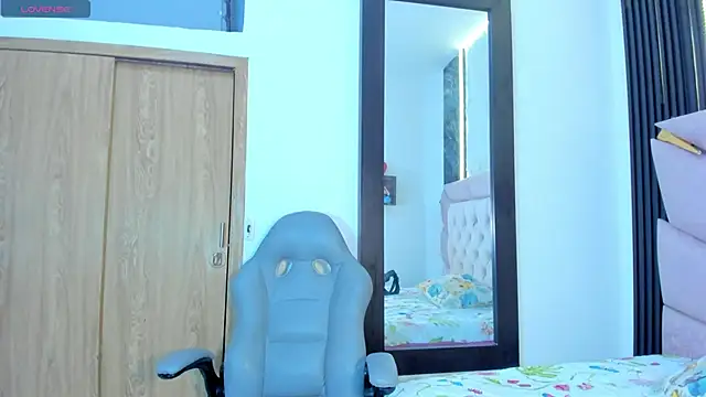 laurem-paulette online show from November 10, 7:31 pm