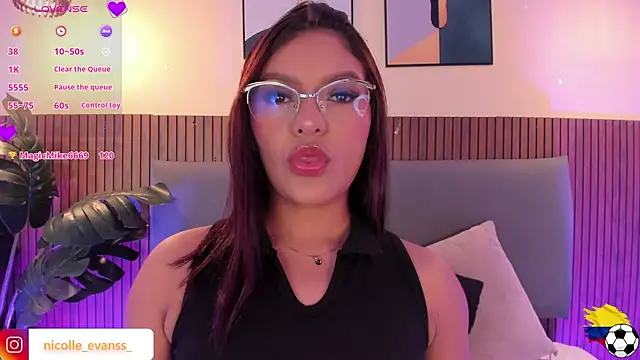NicolleeEvanss online show from July 8, 11:56 am