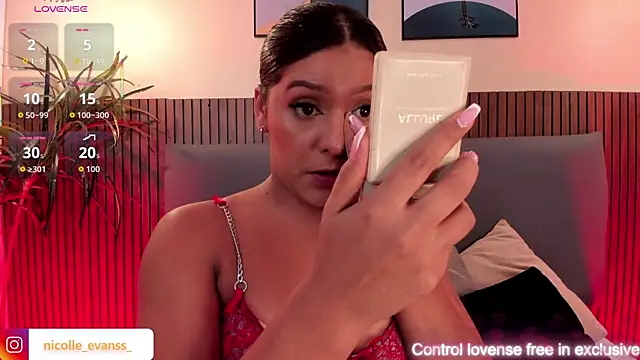 NicolleeEvanss online show from February 17, 12:37 pm