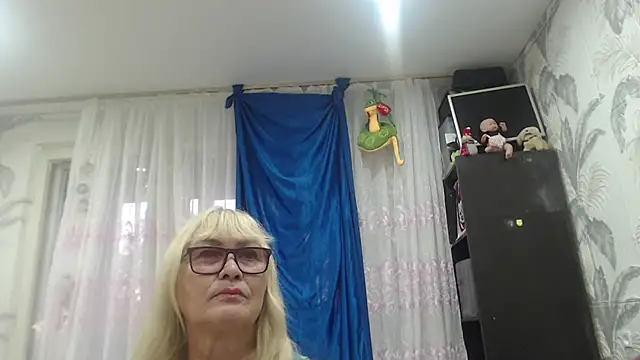 Snapshot of CamDiva113 chatting on October 2, 2:38 am CamDiva113 online show from October 2, 2:38 am