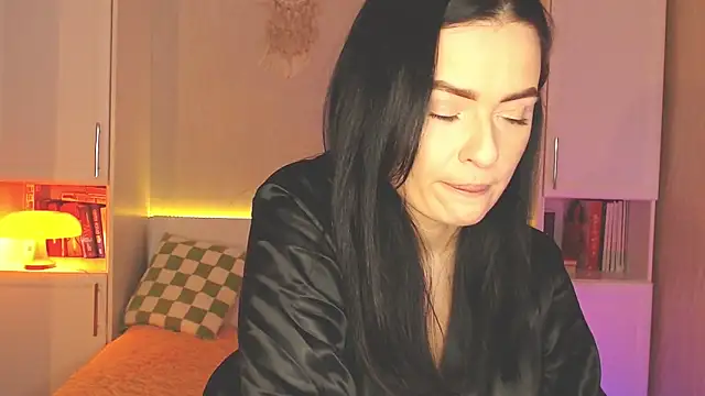 Leaaaaaaaaa online show from November 4, 6:13 pm