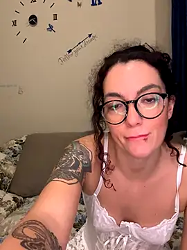 Strawberry queens online show from December 4, 5:35 pm