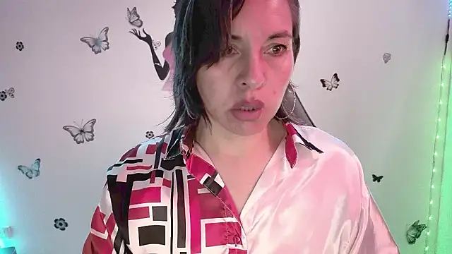 Lady breaks hearts online show from March 16, 1:04 pm