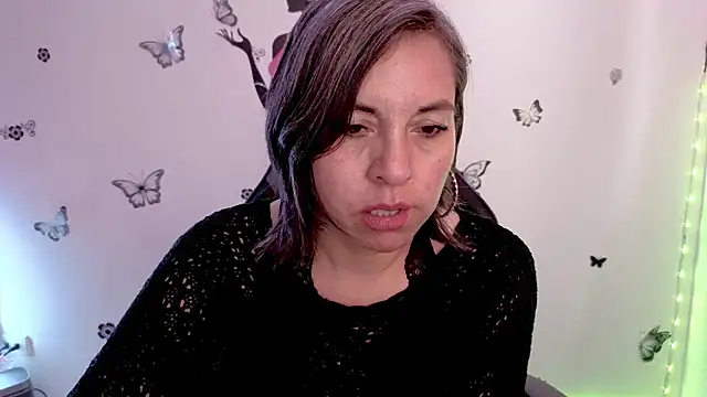 Lady breaks hearts online show from May 4, 1:59 pm