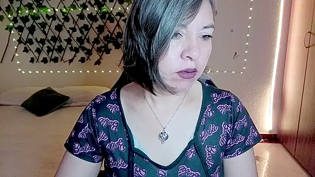 Lady breaks hearts online show from December 17, 11:58 am