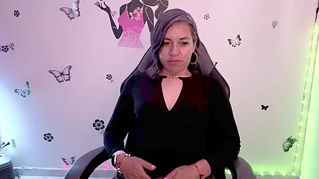 Lady breaks hearts online show from April 28, 12:42 pm