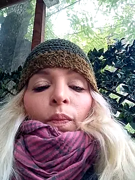 BritneyHudson online show from May 2, 9:01 am
