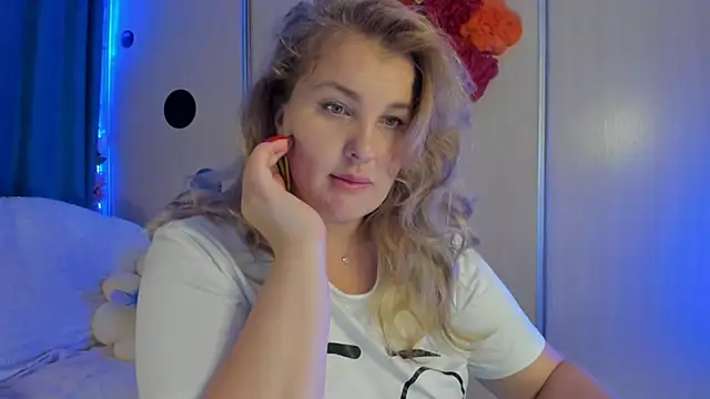 CoraSwon online show from September 20, 7:23 pm