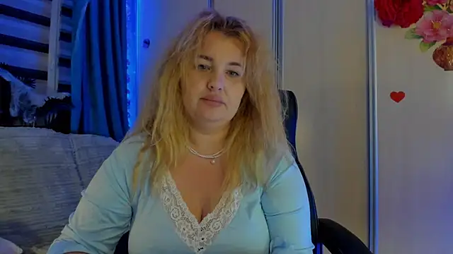 CoraSwon online show from November 8, 1:32 am