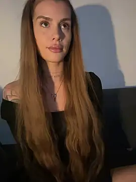 EmiliaCatalina online show from July 16, 11:20 pm