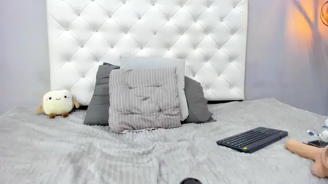 NICOLSKINNY1 online show from August 4, 9:54 pm