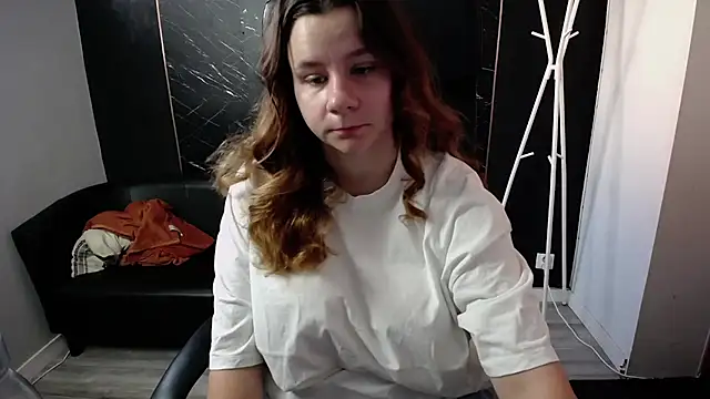 littleviki7 online show from August 4, 5:13 am