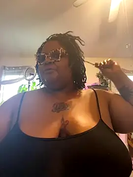 Snapshot of kweenxkarma chatting on September 10, 10:21 pm kweenxkarma online show from September 10, 10:21 pm