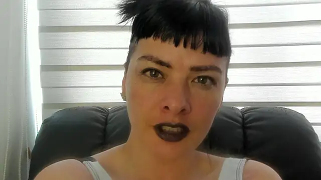 queen fetish online show from July 26, 9:00 pm