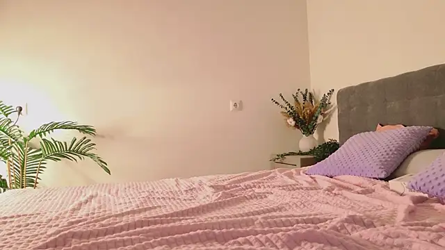Beatrica Klein online show from April 27, 3:53 pm