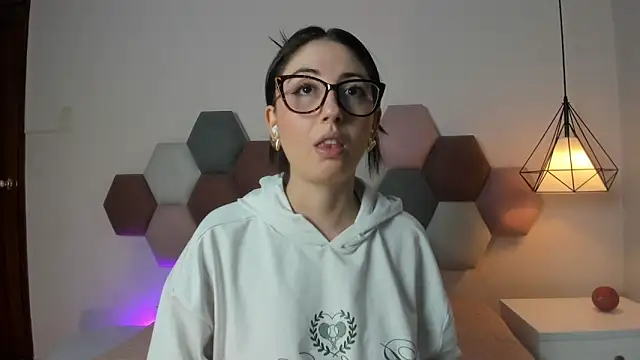 Emilywatsonn online show from June 15, 12:05 pm