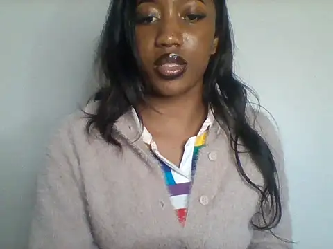 Queeen model online show from July 6, 8:55 pm
