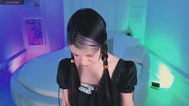 Lil Amelie online show from December 3, 7:33 am