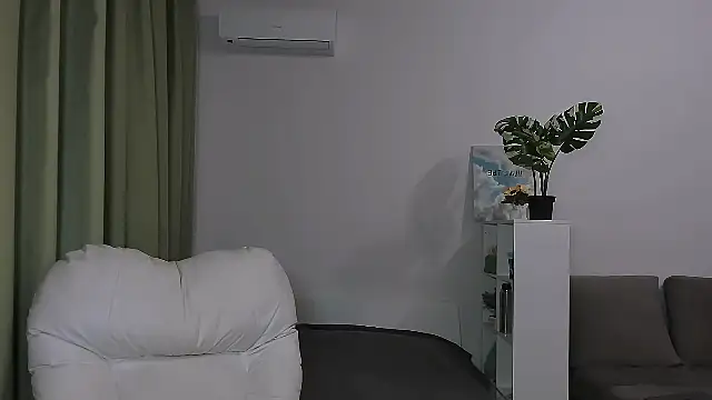 Melanie Angel online show from April 28, 6:01 pm