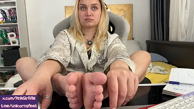 unicornsfeet online show from April 29, 5:30 pm