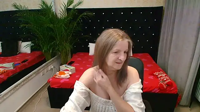 Lilly hott online show from December 15, 8:14 pm