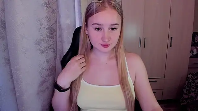 Snapshot of KeiraNight chatting on September 21, 2:32 am KeiraNight online show from September 21, 2:32 am