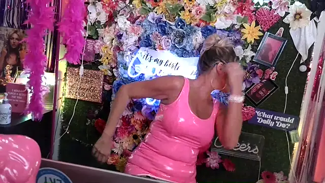 vixendoll87 online show from August 6, 12:50 am