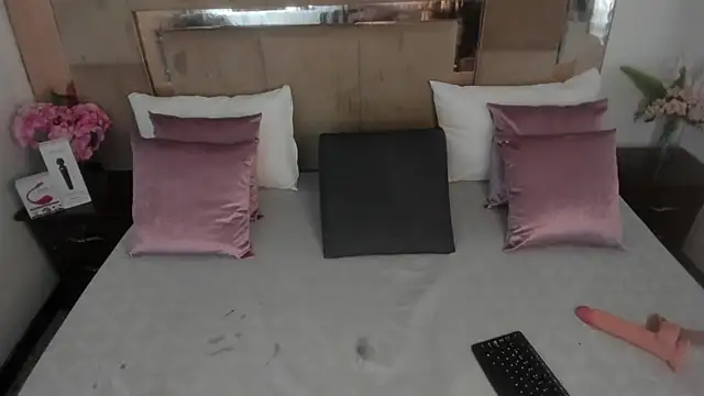 LizBrook online show from July 22, 7:48 pm