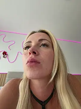 streetdoll online show from July 30, 3:46 pm