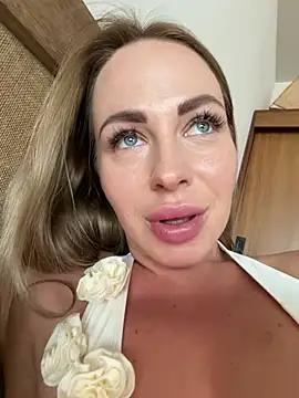 streetdoll online show from March 14, 2:18 pm