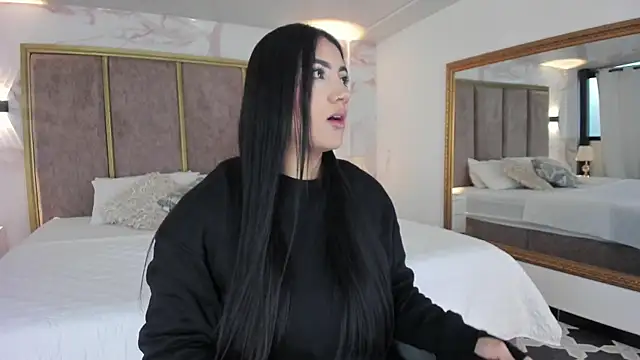 PaulinaDuarte online show from August 4, 12:00 pm