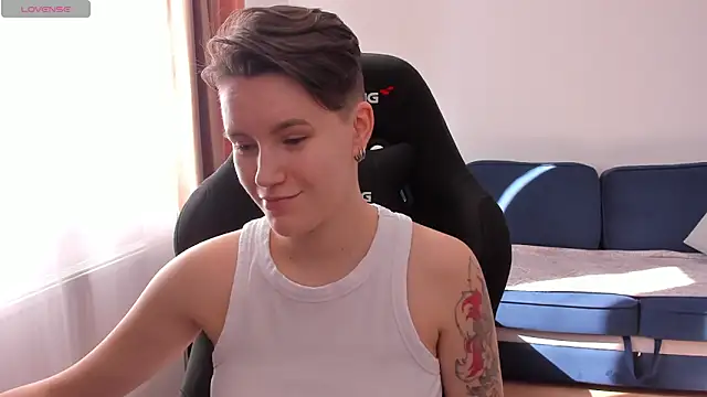 Snapshot of JessieFlower chatting on September 18, 8:24 am JessieFlower online show from September 18, 8:24 am