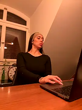 Snapshot of emiliasommer chatting on October 4, 8:02 pm emiliasommer online show from October 4, 8:02 pm