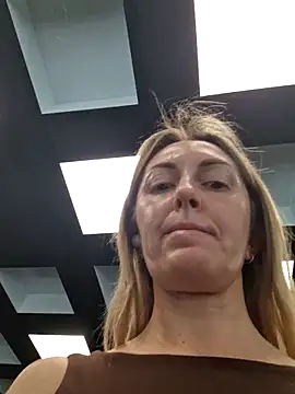 Miss    Mia  online show from February 20, 11:45 am