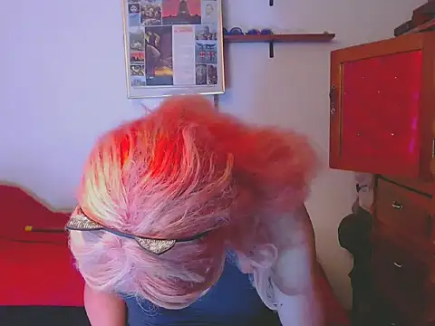 Snapshot of LorenJade chatting on October 21, 7:45 am LorenJade online show from October 21, 7:45 am