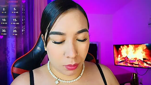 Snapshot of leahtemptation3 chatting on October 24, 10:33 am leahtemptation3 online show from October 24, 10:33 am
