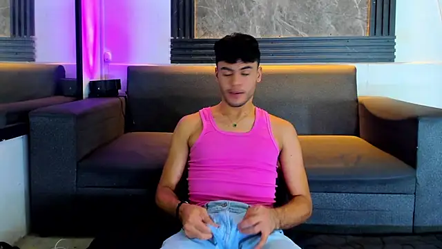 Snapshot of liam_genner_ chatting on September 18, 8:18 pm liam genner online show from September 18, 8:18 pm