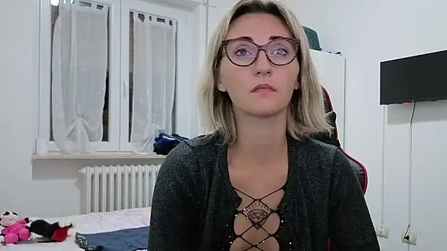 Snapshot of sexy_blondie92 chatting on October 2, 9:53 pm sexy blondie92 online show from October 2, 9:53 pm