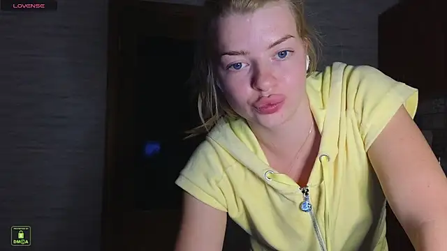 Snapshot of RinaBlondie chatting on October 7, 11:53 pm RinaBlondie online show from October 7, 11:53 pm