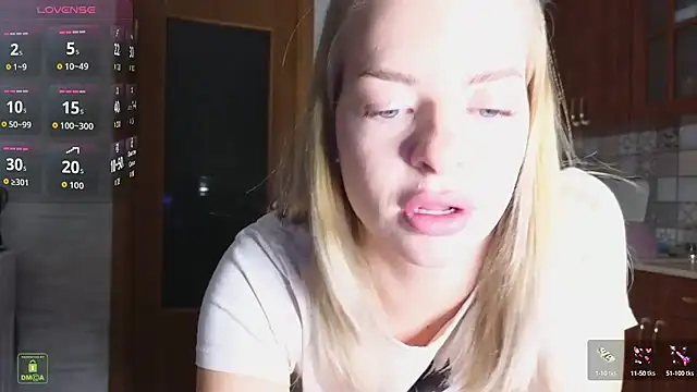 Snapshot of RinaBlondie chatting on October 3, 4:12 pm RinaBlondie online show from October 3, 4:12 pm