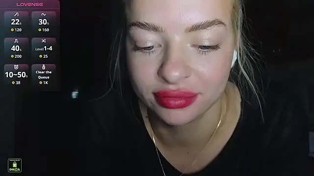 Snapshot of RinaBlondie chatting on October 27, 4:13 pm RinaBlondie online show from October 27, 4:13 pm