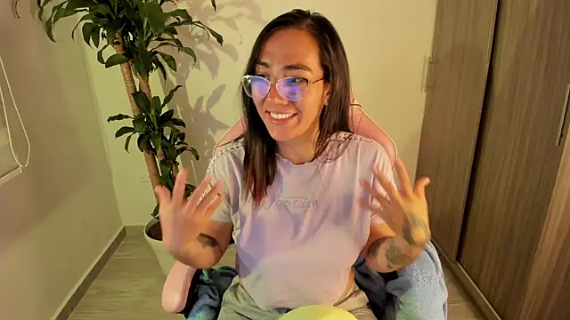 Snapshot of Sofi_Martinezz0 chatting on October 15, 2:25 am Sofi Martinezz0 online show from October 15, 2:25 am