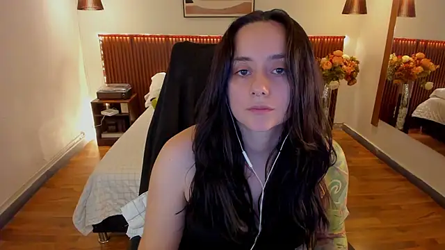 KatherineBond online show from June 4, 7:40 pm