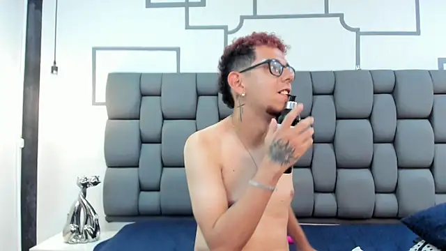 Derek and Skarlet online show from September 12, 6:59 pm