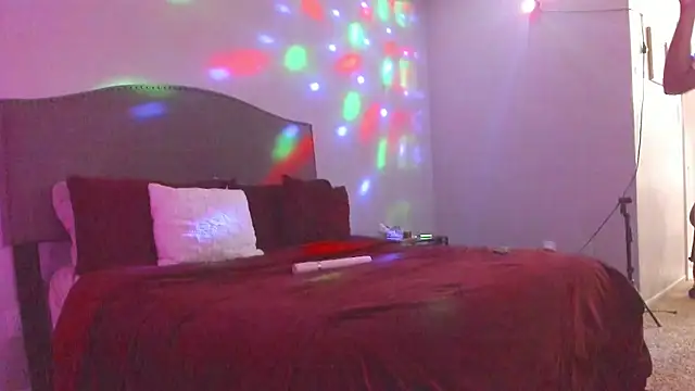 yiauana online show from May 19, 3:35 am